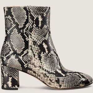 Stuart Weitzman BRAND NEW! Never worn WYNN ZIP BOOTIE